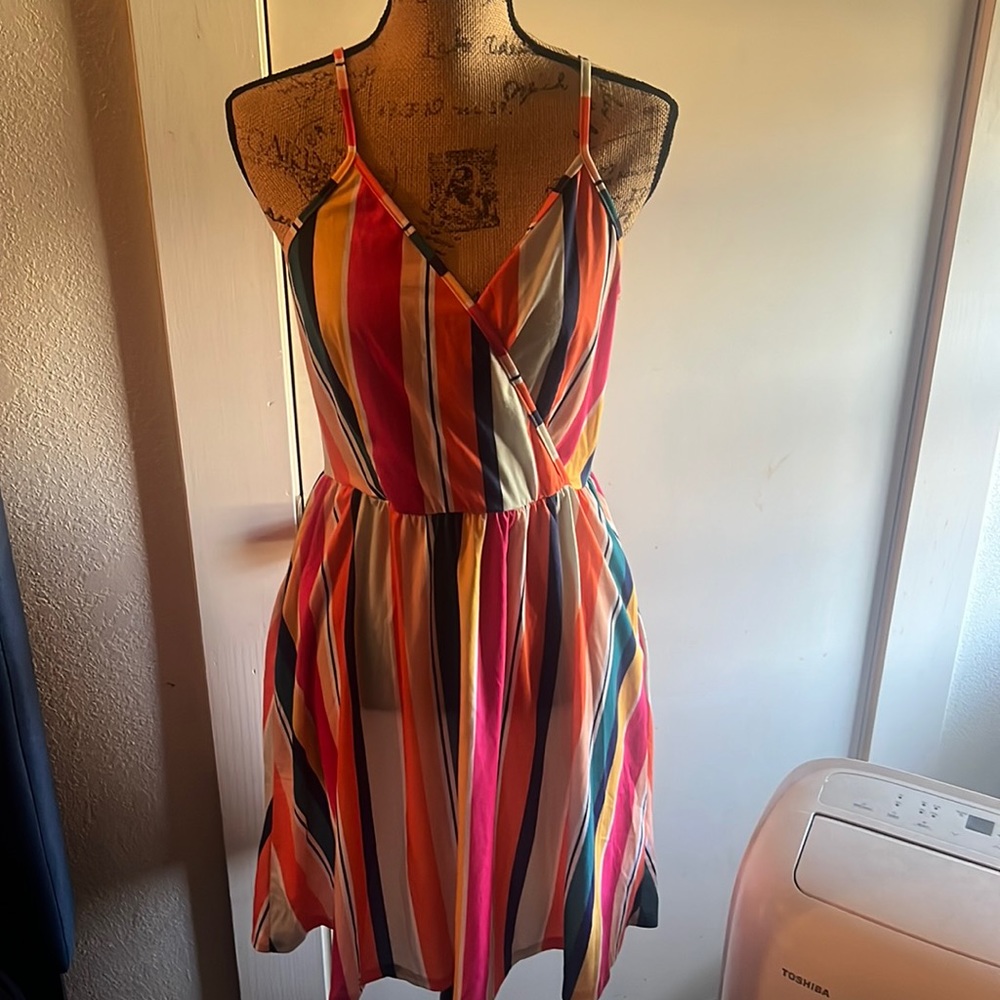 Woman’s summer dress, with stripes. Adjustable straps and with pockets.